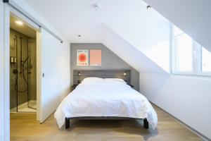 Un pat sau paturi într-o cameră la Hôtel Arnold self check-in