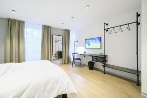Un pat sau paturi într-o cameră la Hôtel Arnold self check-in