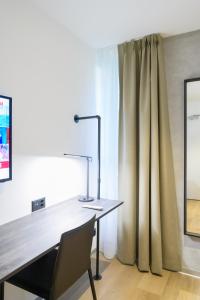 Un televizor și/sau centru de divertisment la Hôtel Arnold self check-in