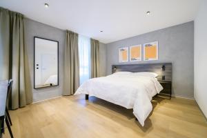 Un pat sau paturi într-o cameră la Hôtel Arnold self check-in
