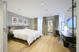Un pat sau paturi într-o cameră la Hôtel Arnold self check-in