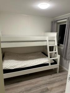 Giường trong phòng chung tại Aurora apartment Nygård