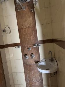 Bilik mandi di Magician locker room facility