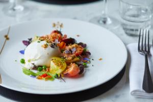Ein weißer Teller mit Essen und Eiscreme auf einem Tisch in der Unterkunft The Alfriston in Alfriston