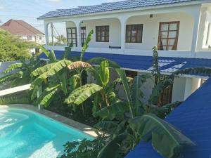 Πισίνα στο ή κοντά στο Moja Luxury Apartment Makunduchi