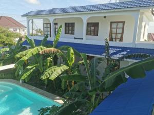 Πισίνα στο ή κοντά στο Moja Luxury Apartment Makunduchi