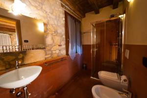 a bathroom with a sink and a shower and a toilet at AGRITURISMO RIVA RATTA in Montecchio Maggiore +46 photos