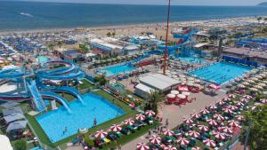 Bazén v ubytování Hotel Nuova Medusa Rimini nebo v jeho okolí