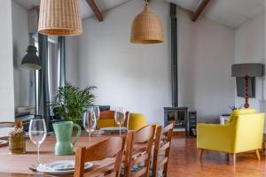 ein Esszimmer mit einem Tisch und gelben Stühlen in der Unterkunft Maison familiale jardin terrasse proche lac Joué in Joue-les-Tours + 30 Fotos