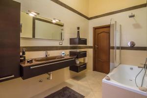 Koupelna v ubytování Villa Lazzari B&B Tra i due Mari