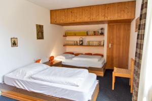 Ένα ή περισσότερα κρεβάτια σε δωμάτιο στο Chesa Flurina - Celerina