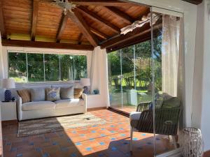 un salon avec un canapé et des portes vitrées dans l'établissement Villa con piscina e vista mare, à Tanaunella 35 autres photos