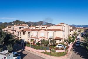 トルトリにあるCasa Vacanze Estate Al Mareの山並みの家屋群