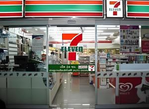 乔木提恩海滩1-Step Beach & 711! Huge Condo next to Copacabana的商场里充满标志的商店