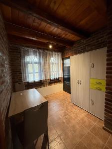 GraboszyceにあるDomek Bomba Zator Graboszyceのキッチン(デスク付)、カウンターが備わります。