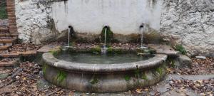 een waterfontein voor een gebouw bij Mirador del Carpintero in Belerdas