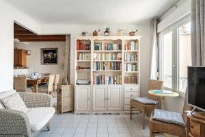 TV a/nebo společenská místnost v ubytování Duplex Appartement 300m de la mer