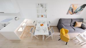 ein Wohnzimmer mit einem Tisch und einem Sofa in der Unterkunft PANORAMIC relax apartment in Finestrat + 24 Fotos