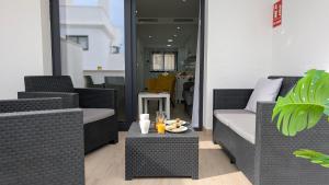 ein Wohnzimmer mit 2 Korbstühlen und einem Tisch in der Unterkunft PANORAMIC relax apartment in Finestrat