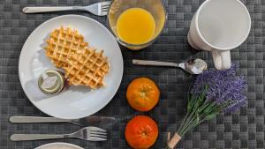 ein Teller Waffeln und eine Tasse Orangensaft in der Unterkunft PANORAMIC relax apartment in Finestrat