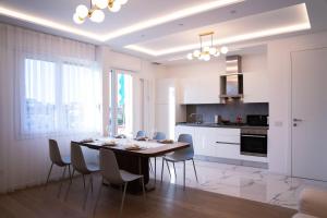 a kitchen and dining room with a table and chairs at Es Apartament in Treviso