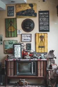 a tv sitting on a table in front of a wall at Nnyl Baler Surf & Stay in Zabali