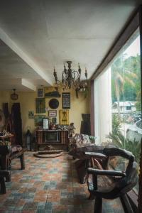 a living room with a couch and a chandelier at Nnyl Baler Surf & Stay in Zabali