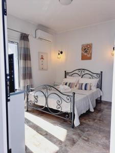 Ένα ή περισσότερα κρεβάτια σε δωμάτιο στο Studio Mimika