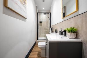 Bilik mandi di WhiskAwayStays Foregate Studio No 4 +26 gambar