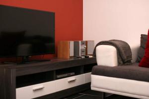 un soggiorno con TV e sedia di Apartment Aiko - Downtown Albufeira ad Albufeira