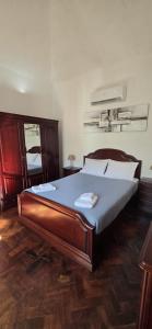 una camera da letto con un letto grande in una stanza di Fifty's House 2 By Sam Houses a Ribeira Brava