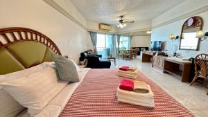 Un dormitorio con una cama grande con toallas. en 20FL Beach Front Huge 1-Bed Condo Next to 5-Star Hotels, en Pattaya central