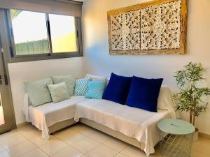 a living room with a couch with pillows on it at Aire de Oceano in Costa de Antigua