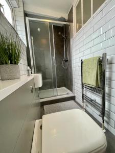 Ένα μπάνιο στο Top Floor Apartment