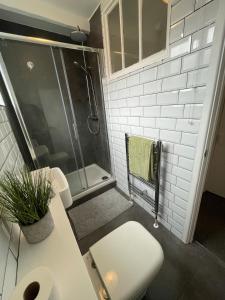 Ένα μπάνιο στο Top Floor Apartment