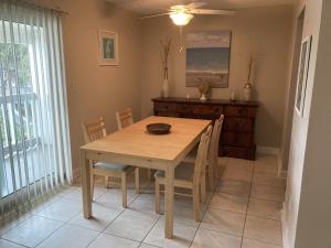 Un comedor con mesa y sillas de madera. en Moshell Hideaway, en Oriole Beach