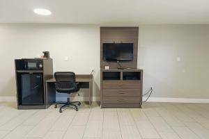 an office with a desk and a computer and a chair at Village Inn Motel Rockport near Aransas Bay in Rockport