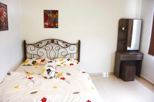 een slaapkamer met een bed met bloemen erop bij Classic Spot - Meru Raya in Ipoh