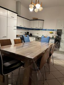 a kitchen with a wooden table and chairs at Marktresidenz Eisenach- Stilvolle Maisonette mit 3 Zimmern und 2 Bädern in Eisenach
