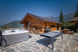 patio con tavolo da biliardo e baita di tronchi di Chalet Le Reve Cinema room Jacuzzi a Riddes