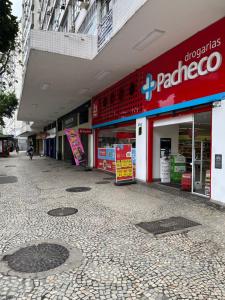 an empty street in front of a store at Praia de Botafogo vista Pão de Açúcar in Rio de Janeiro