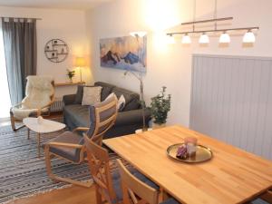 un salon avec une table et un canapé dans l'établissement Ferienhaus Nr 30, Kategorie Komfort Plus, Feriendorf Hochbergle, Allgäu, à Lechbruck am See