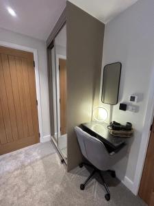 ein Badezimmer mit einem Waschbecken und einem Spiegel an der Wand in der Unterkunft Rock Mill - Luxury 1 Bedroom Apartment 20 in Stony Middleton