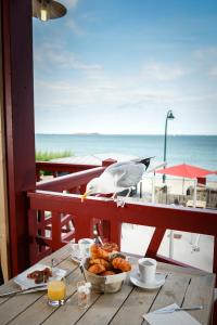 a bird standing on a table with a bowl of food at Hôtel Ar Iniz in Saint Malo