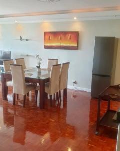 a dining room with a table and chairs at APARTMENT IN ESSENWOOD Musgrave in Durban