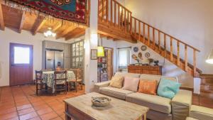 ein Wohnzimmer mit Sofa und Tisch in der Unterkunft Huerta Valleciruelo Sanlúcar La Mayor by Ruralidays in Sanlúcar la Mayor