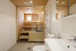 a bathroom with a sink and a toilet and a tub at Marina Chalets 1 bedroom apartments by Hiekka Booking - sisältää liinavaatteet ja loppusiivouksen in Kalajoki +7 photos