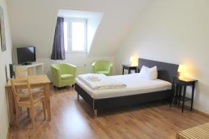 Giường trong phòng chung tại StayInn Hostel und Gästehaus