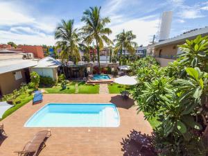 a swimming pool in the middle of a yard at Pousada Toca das Águas in Olímpia