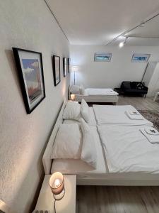 two beds in a small room with white walls at Quartier Wenzelnberg in Langenfeld